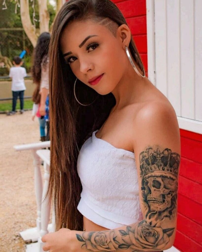 Capelli Lunghi Rasati Ai Lati Donne