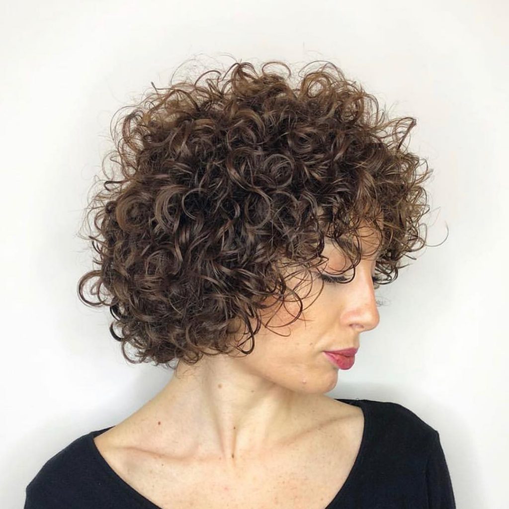 Capelli ricci: Oltre 50 tagli ed acconciature per il 2019