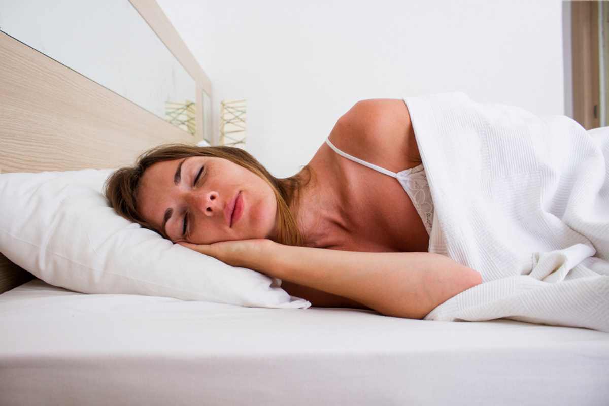 Dormire con i capelli bagnati fa male? I danni alla nostra chioma! CapelliStyle