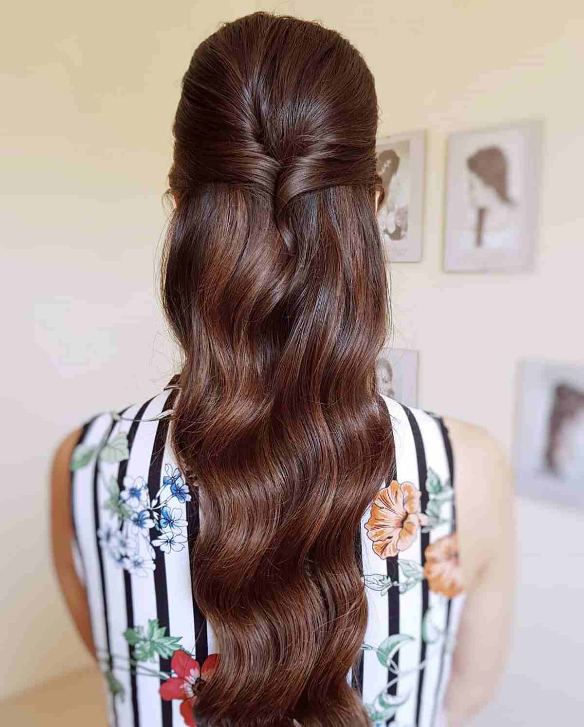 Acconciatura capelli lunghi semiraccolto