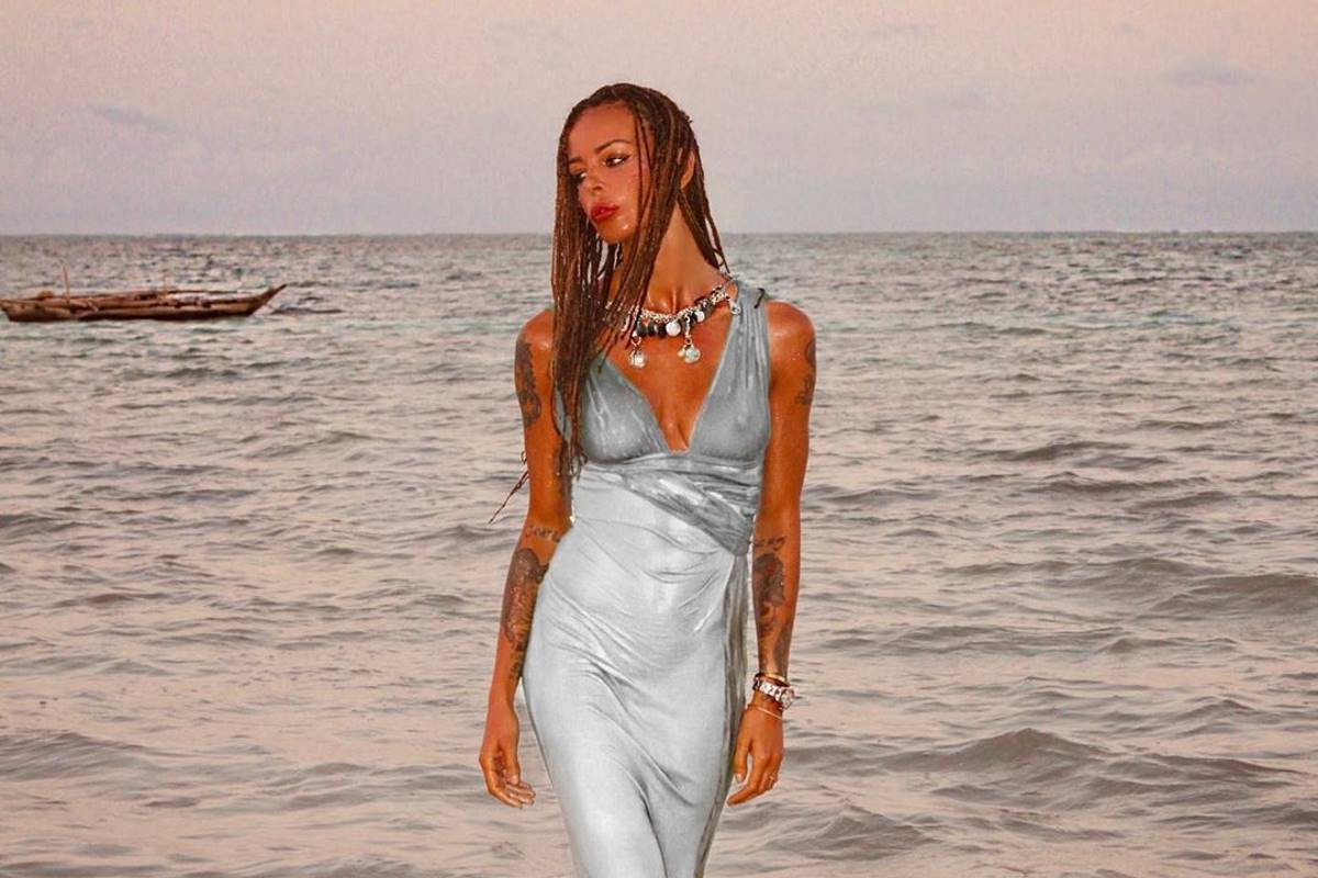 Nina Moric, ecco la sua versione estiva con le treccine