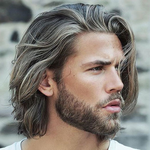 Capelli lunghi e scalati e barba corta