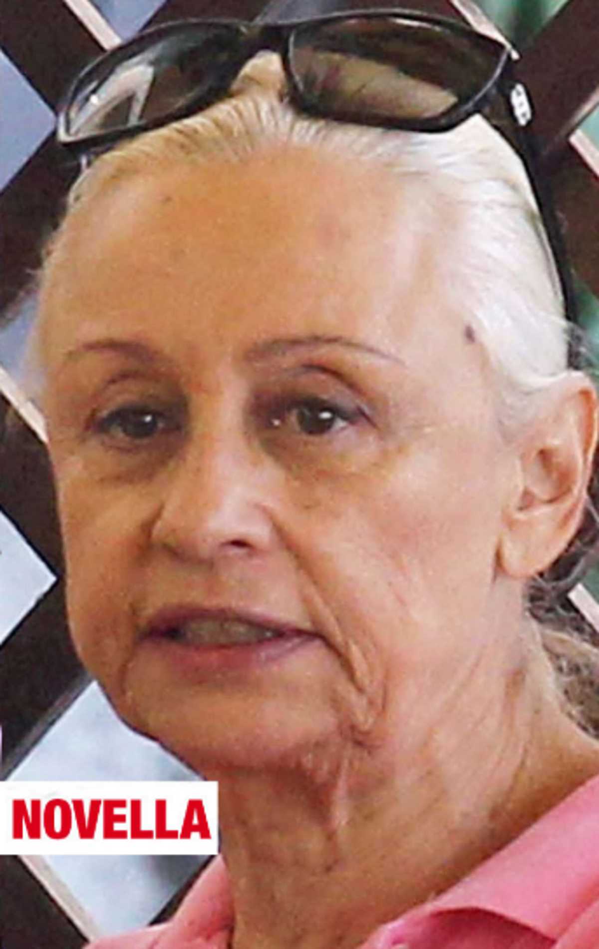 Raffaella Carrà è irriconoscibile con i capelli legati e ...