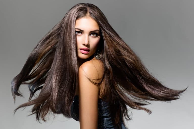 Colpi di buio sui capelli bianchi. Cosa sono e foto a cui ispirarsi