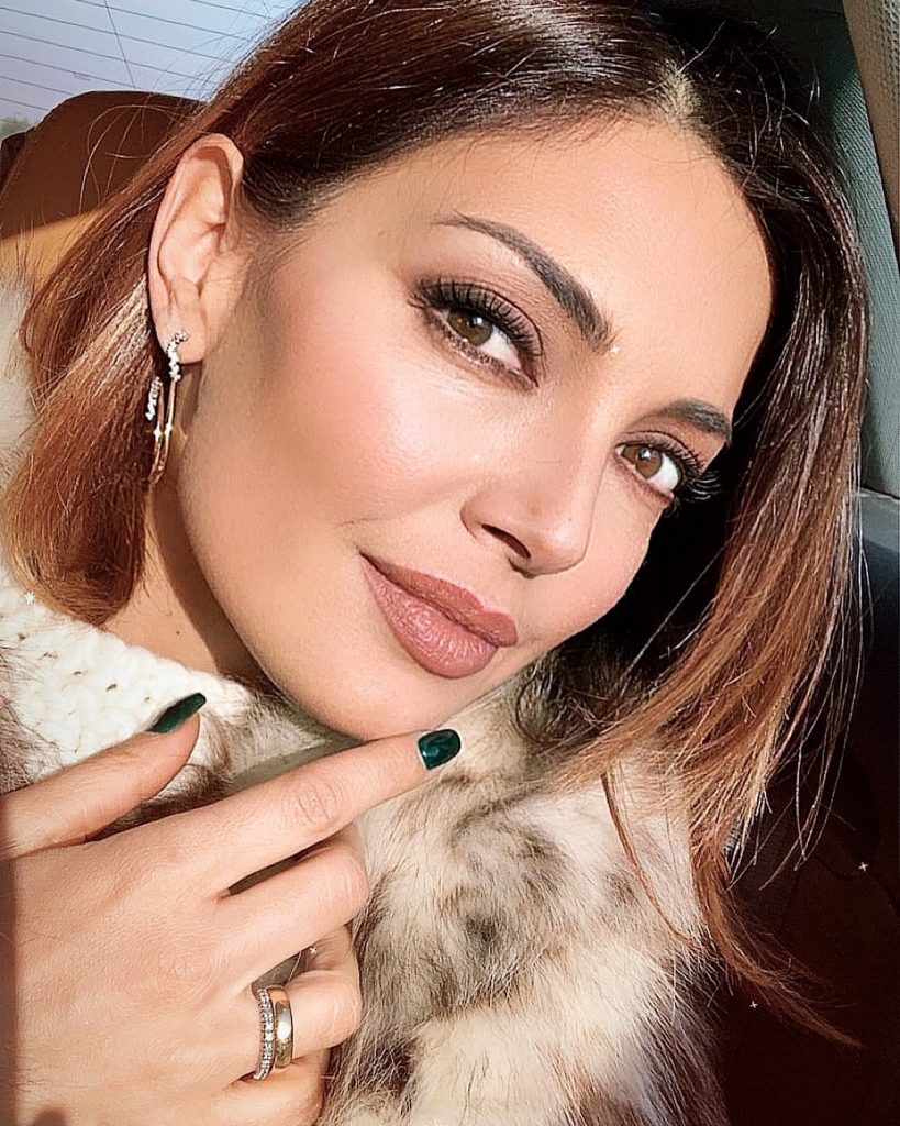 Alessia Mancini cambia look eccola con un caschetto nero e una mini