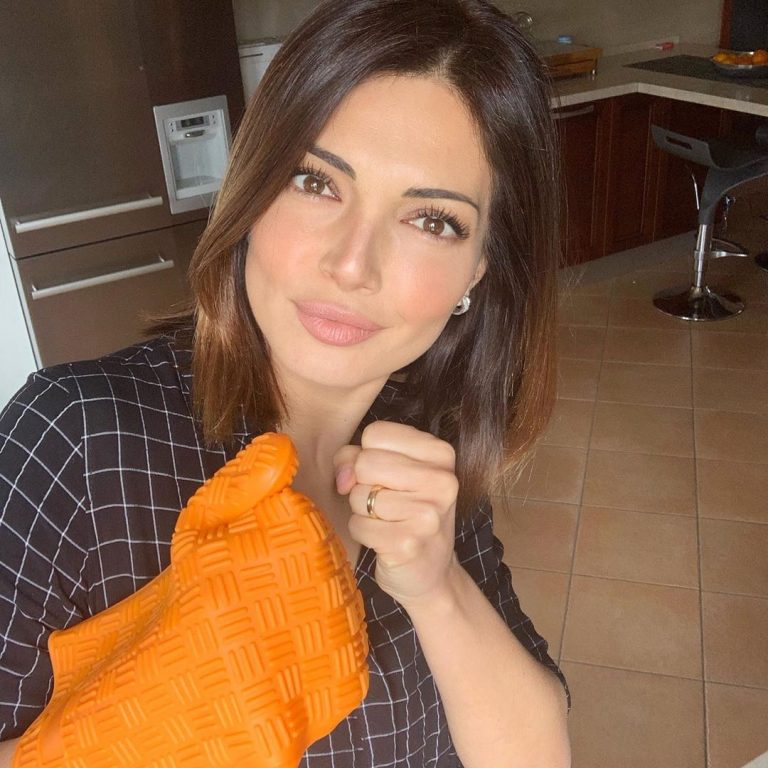 Alessia Mancini cambia look eccola con un caschetto nero e una mini
