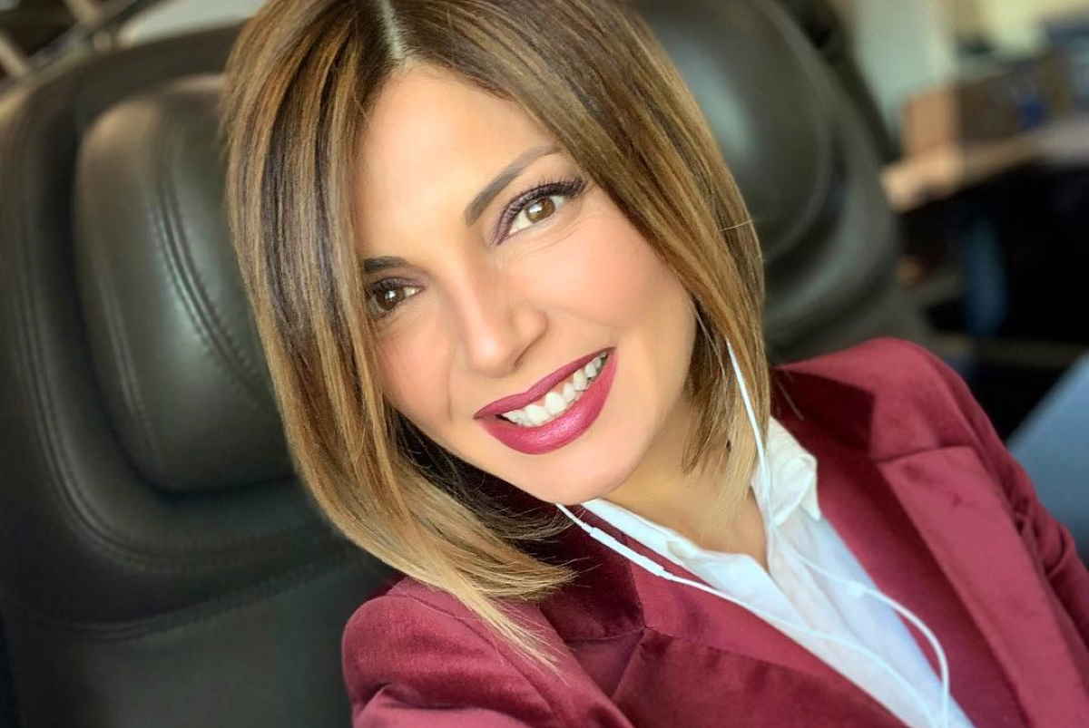 Alessia Mancini cambia look eccola con un caschetto nero e una mini