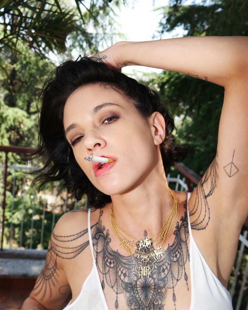 Asia Argento cambia look. Il nuovo taglio le dona dolcezza e