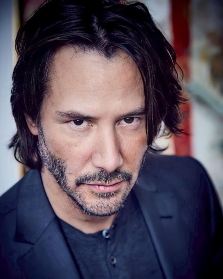 Keanu Reeves cambia look addio capelli lunghi, l'attore si è rasato a