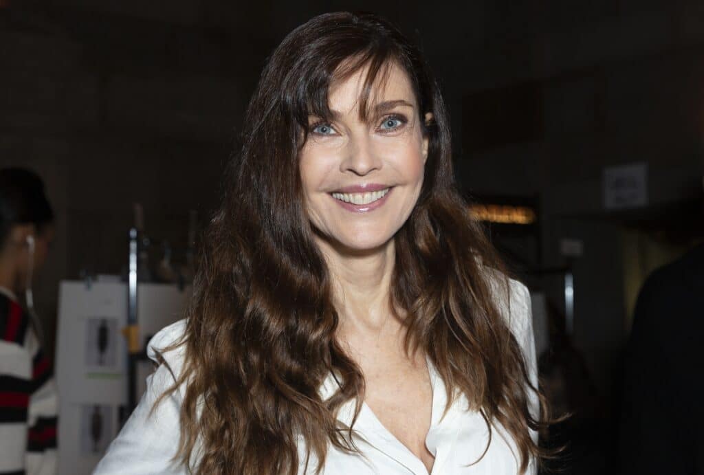 Carol Alt si mostra con un look diverso per i suoi 60 anni ed è più
