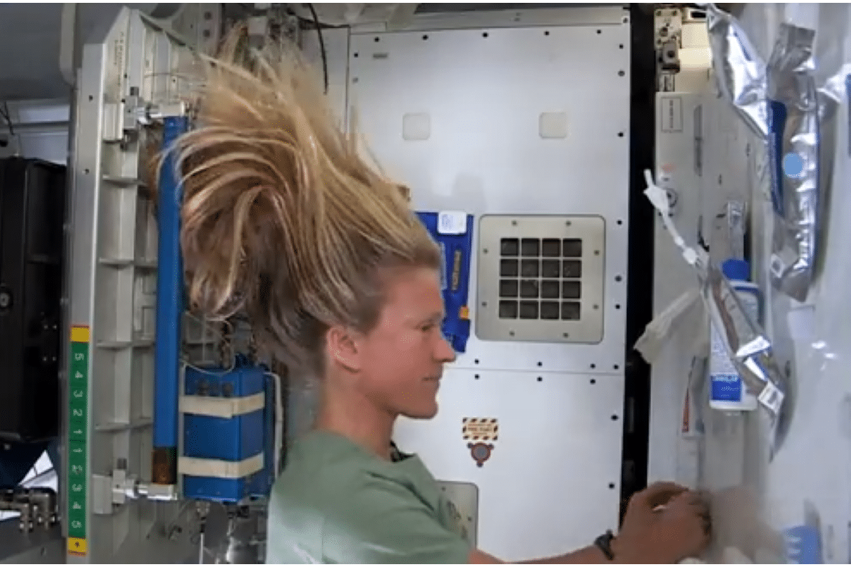 capelli nello spazio - Karen Nyberg