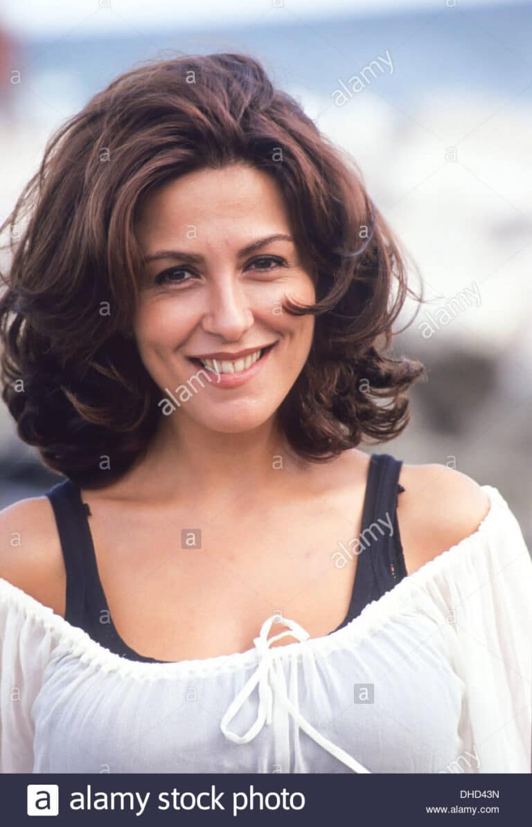 Com'era Sabrina Ferilli da giovane? Le foto di tutti i suoi cambi look