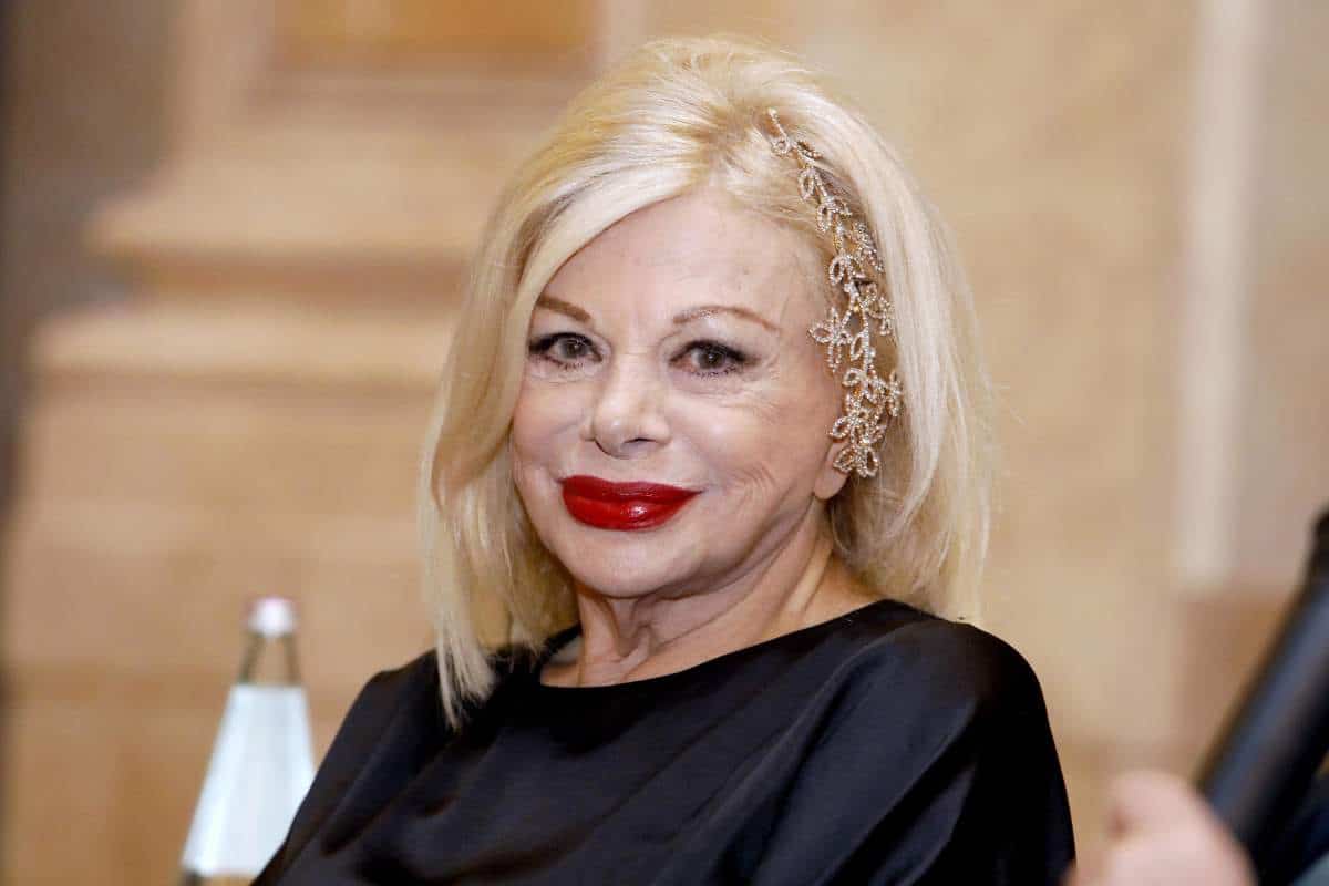 Sandra Milo irriconoscibile con i capelli nerissimi e la frangia VIDEO CapelliStyle