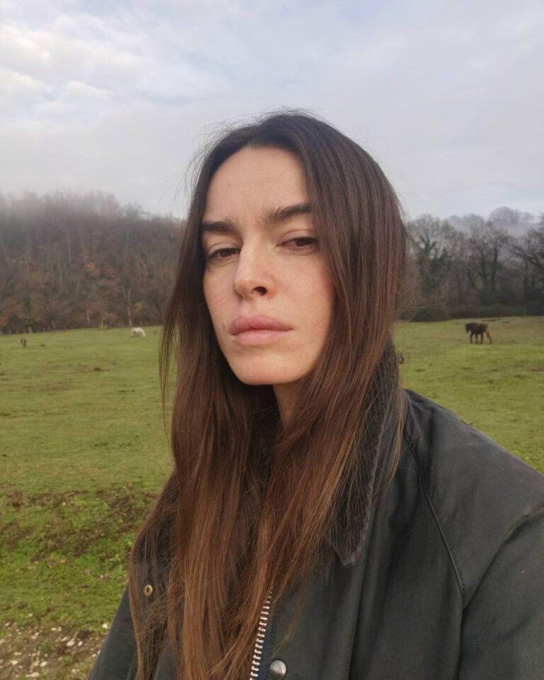 Kasia Smutniak senza trucco e col broncio. È ancora più