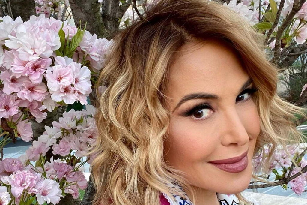 Barbara D'Urso sempre in ottima forma con stivali e minigonna ...