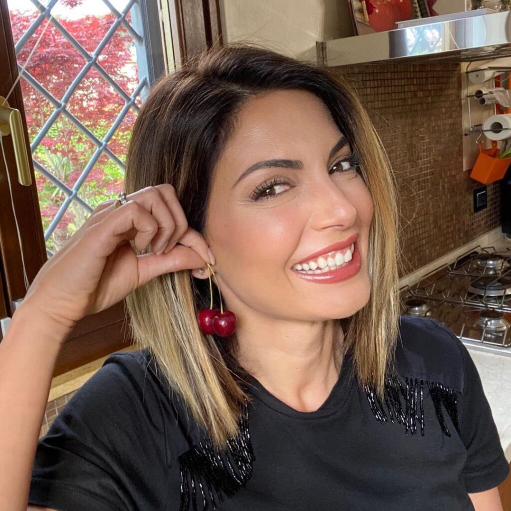 Castano cioccolato, inverno 2021: la tinta è deliziosa foto 3 Il taglio medio di Alessia Mancini è perfetto per l'estate 2021