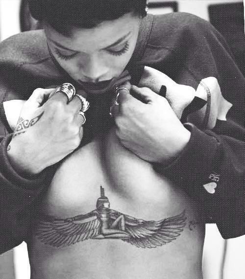 rihanna tatuaggio seno