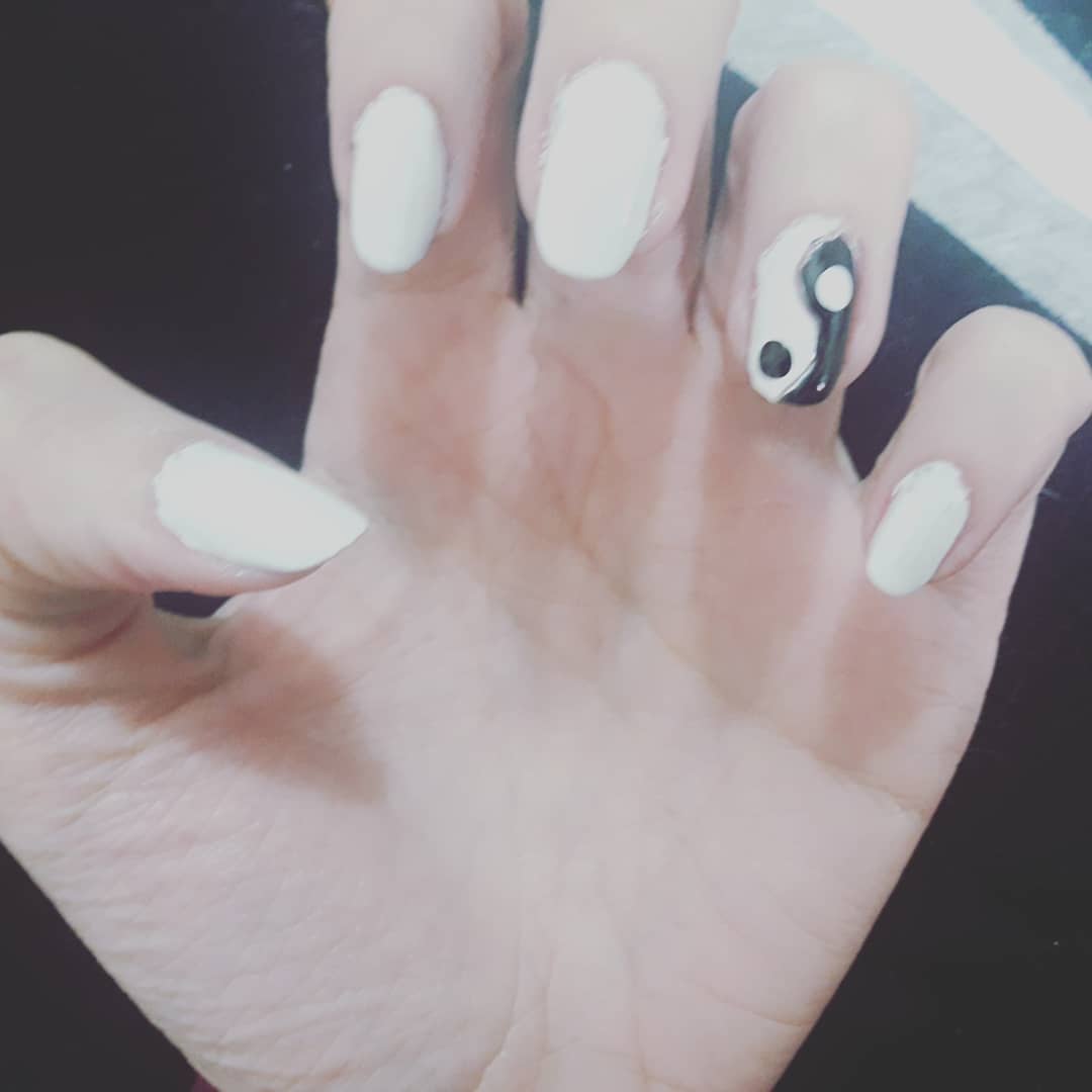 ying yang nail art 