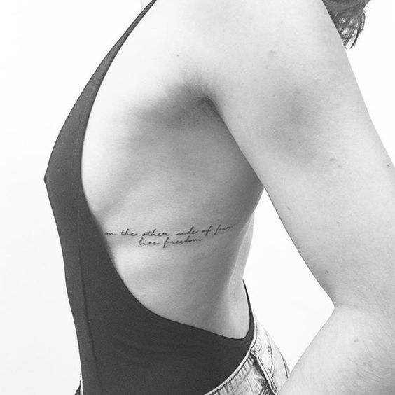 tatuaggio frase costola