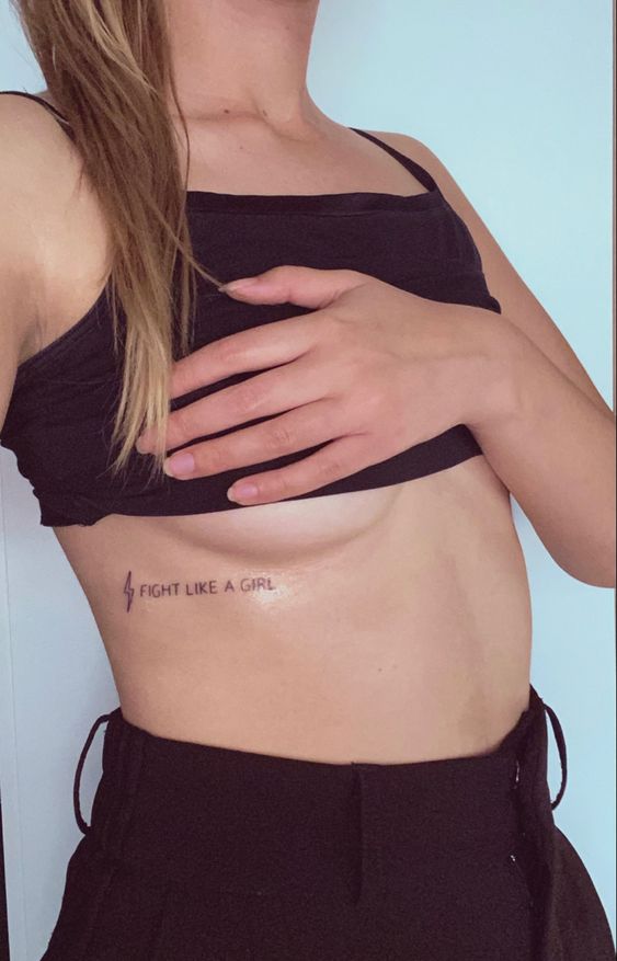 tatuaggio frase costola