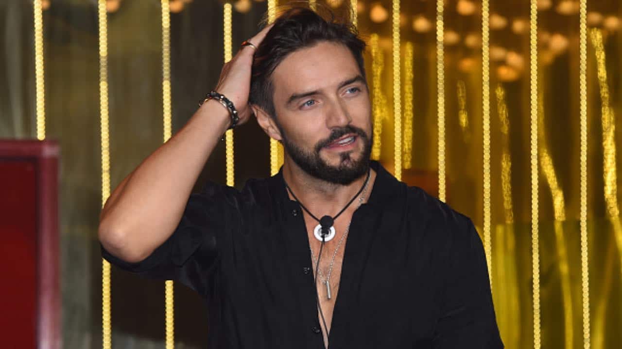 Alex Belli capelli cambio look biondo