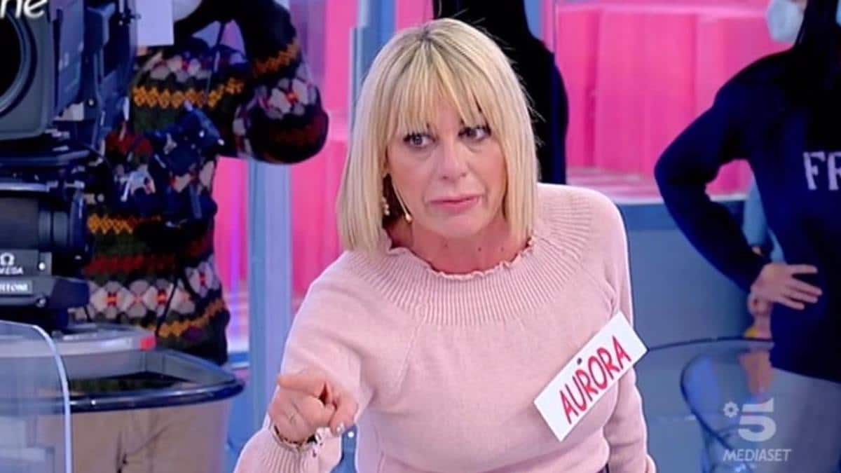 Aurora Tropea ued cambio look capelli lunghi extension