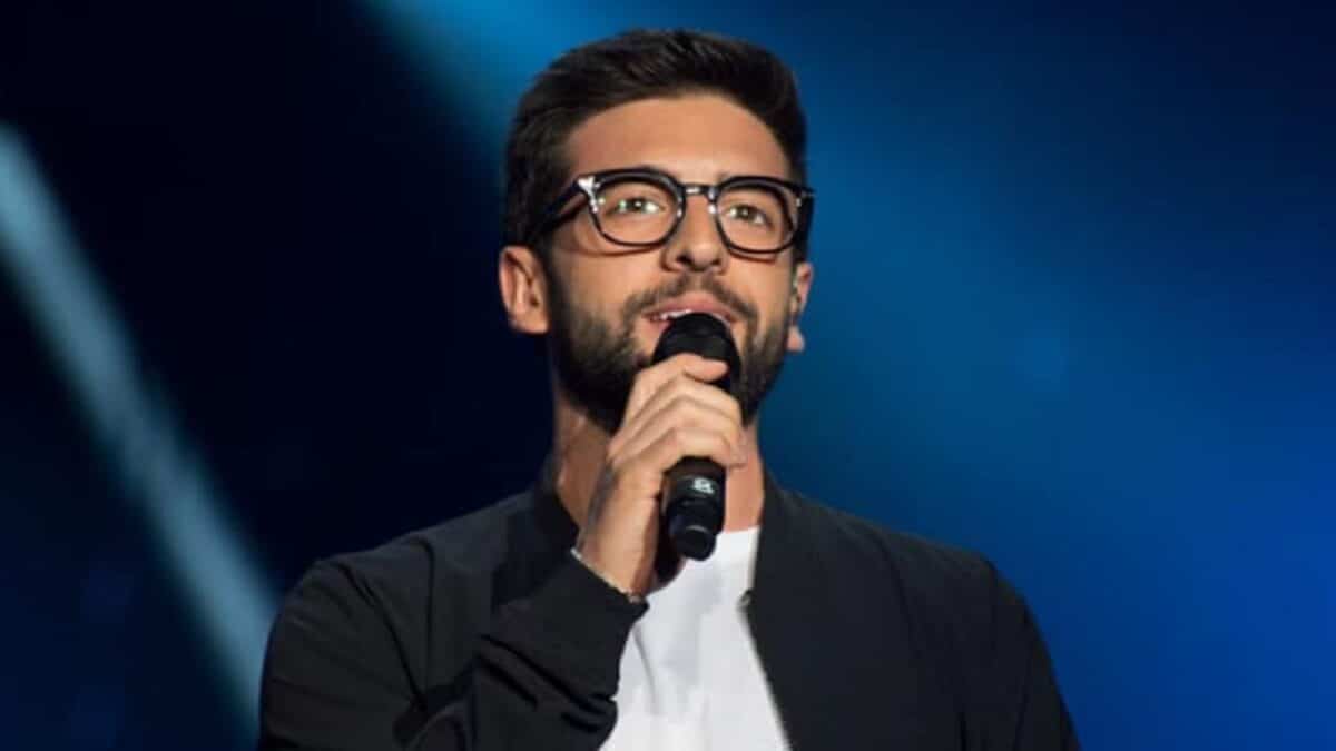 piero barone il volo irriconoscibile cambio look barba