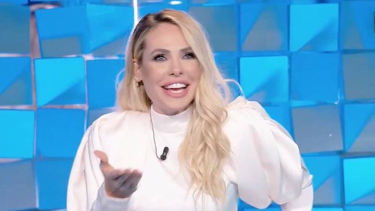 Ilary Blasi anello labbra Chanel prezzo