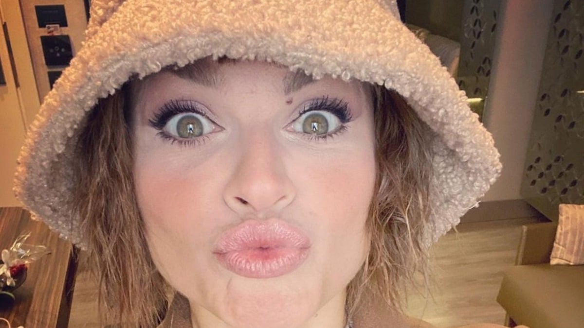 alessandra amoroso capelli corti caschetto frangia baby bangs