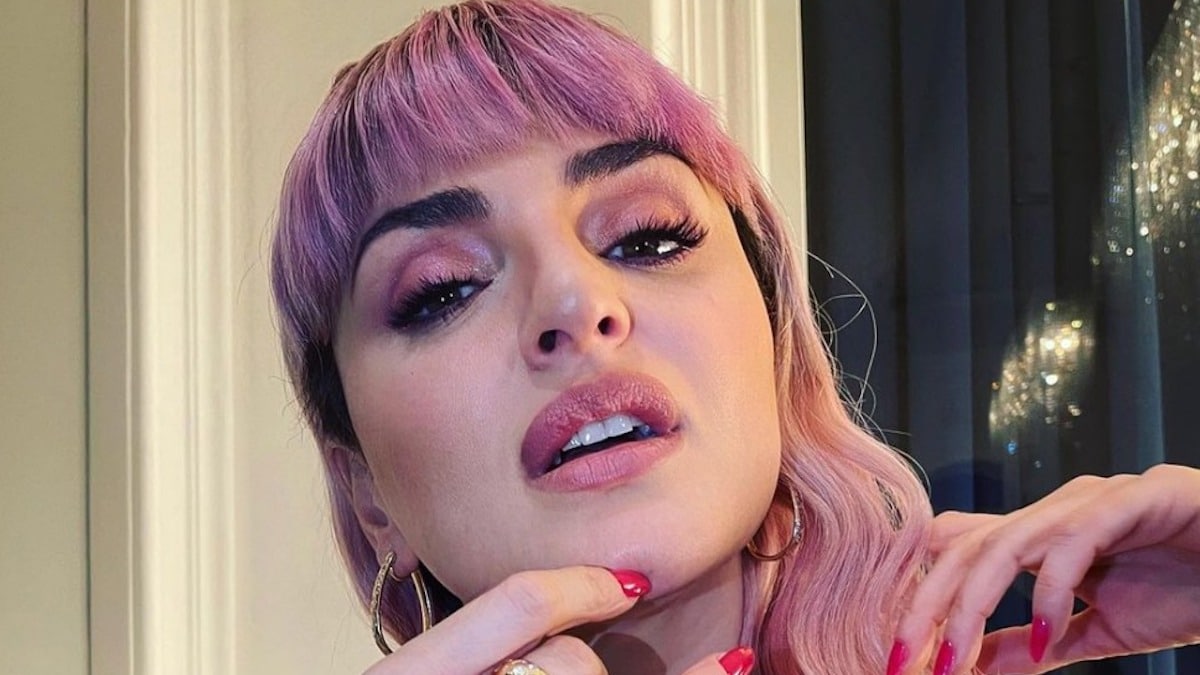 Arisa nuovo look capelli scuri lunghi frangia