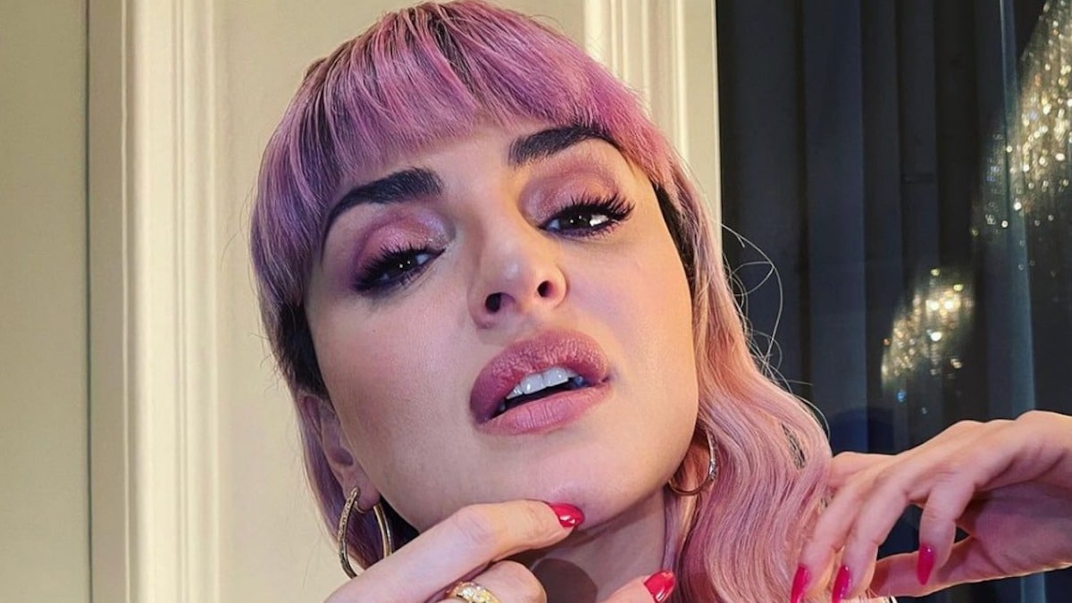 Arisa sanremo 2022 capelli rosa look abito critiche