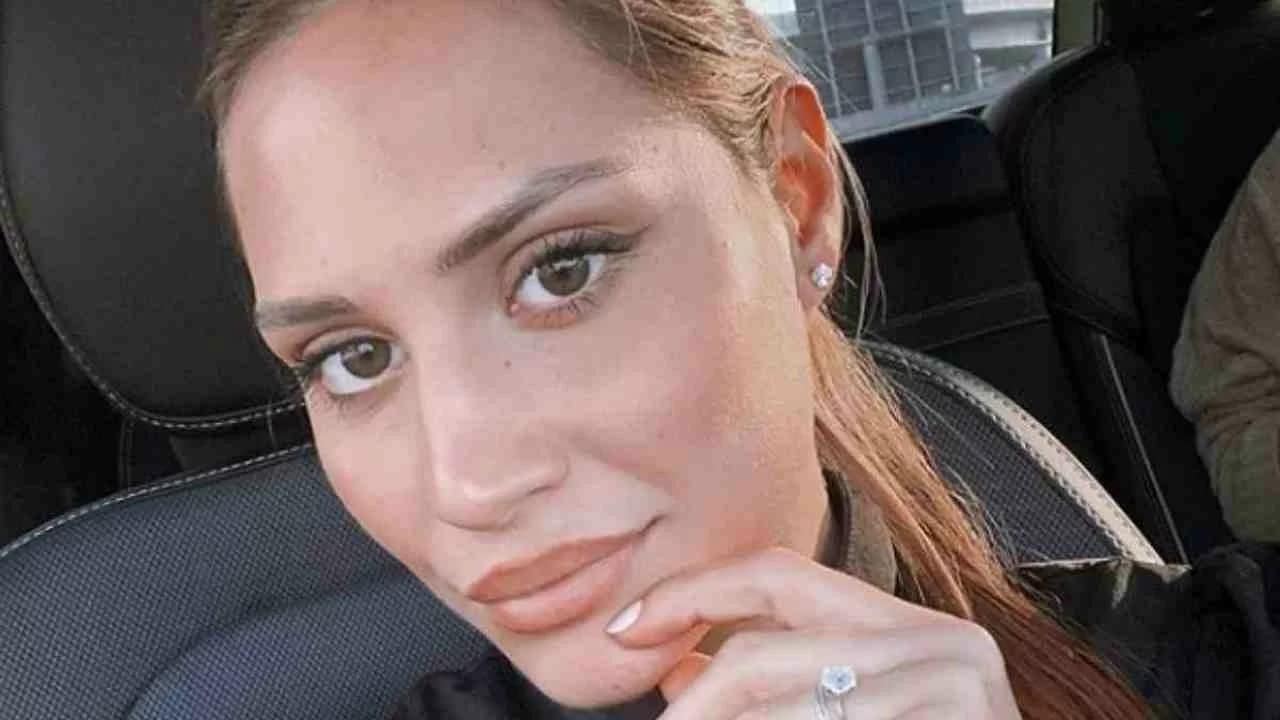 beatrice valli nuovo look capelli ricci