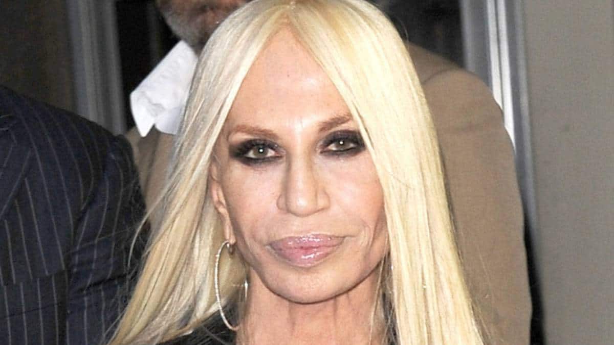 donatella versace nuovo look capelli mossi