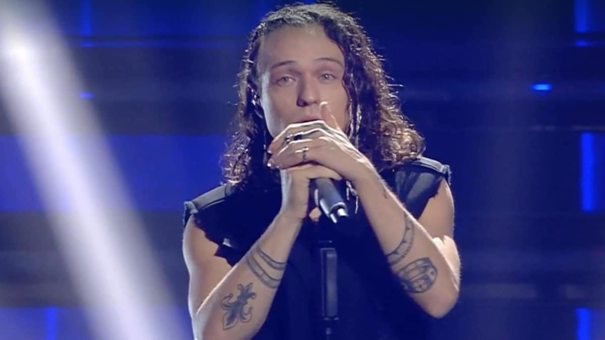 irama sanremo 2022 look capelli treccine