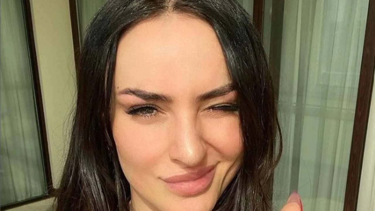 arisa svolta look capelli neri