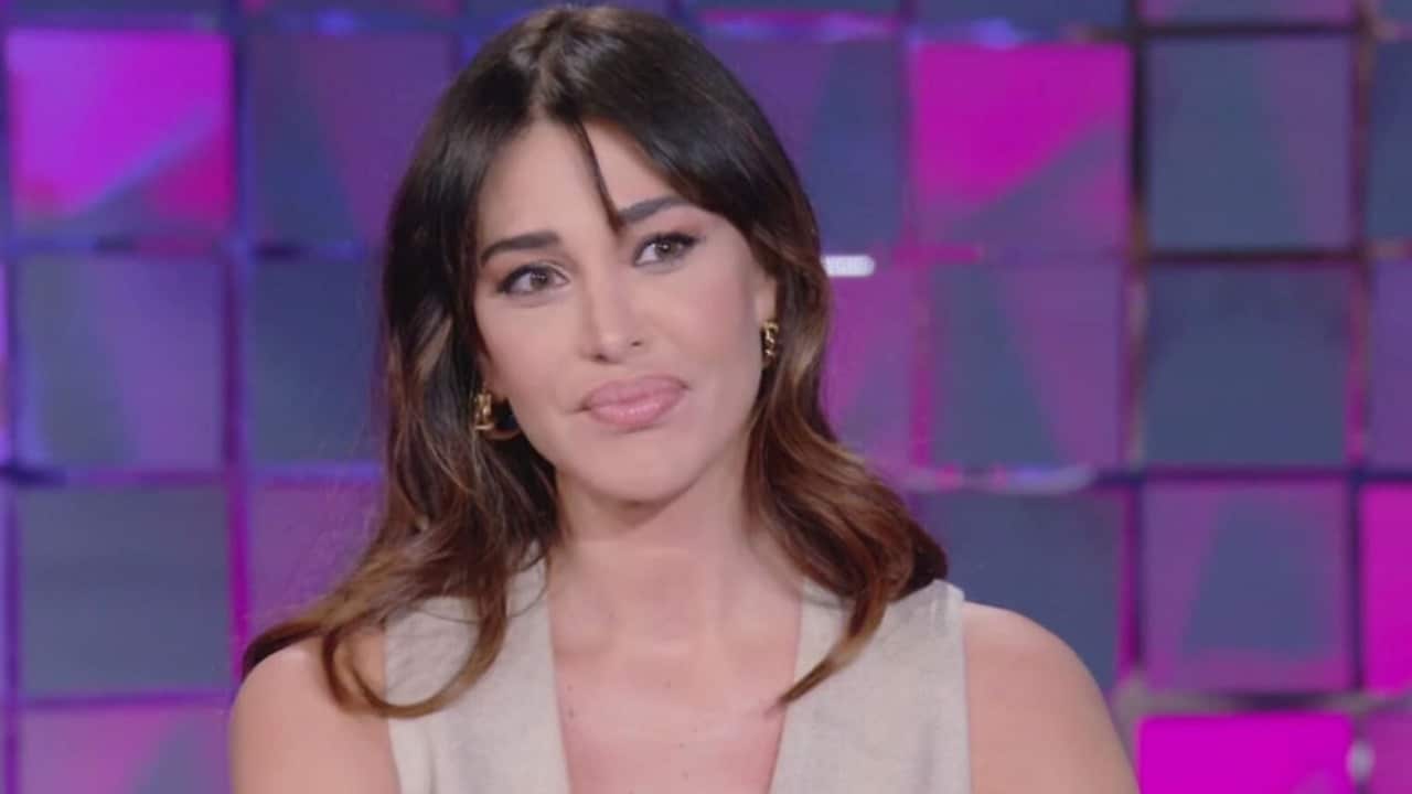 belen rodriguez look french manicure messaggio