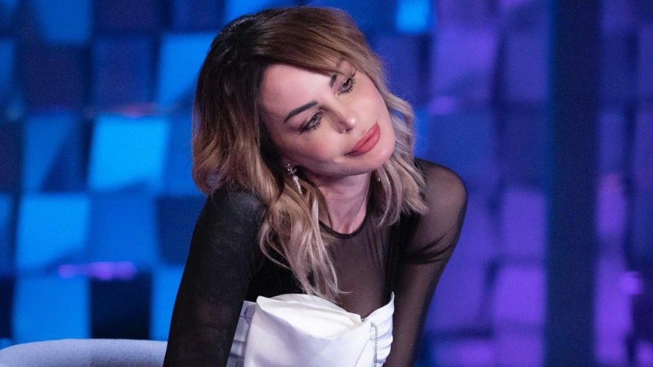 Nina moric nuovo look capelli lunghi colore Federico Fashion Style