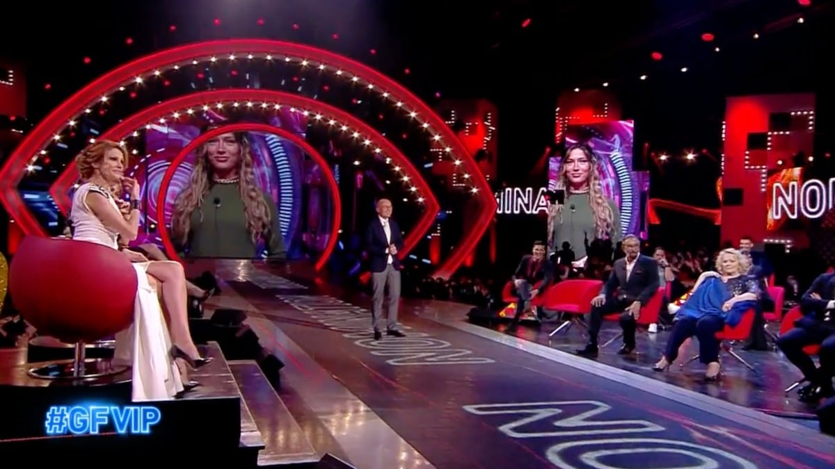 Soleil Sorge capelli gf vip stile treccine piume