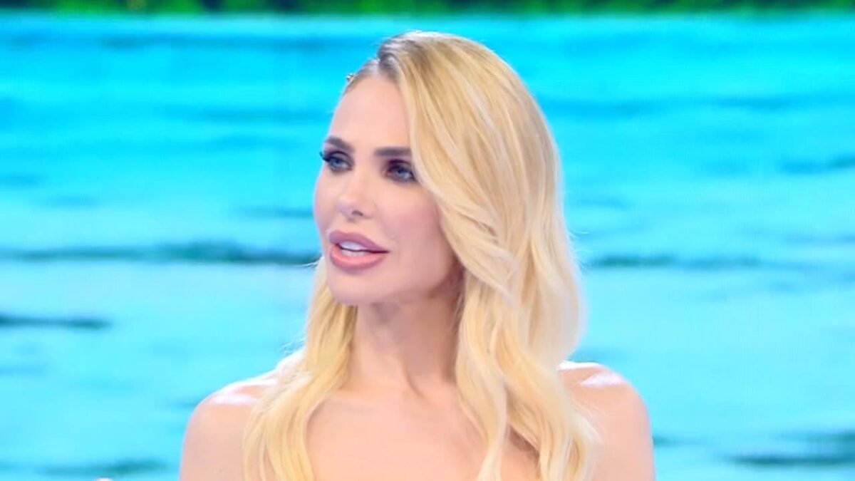 Ilary Blasi capelli, fermaglio coordinato all'Isola dei Famosi: marca e prezzo