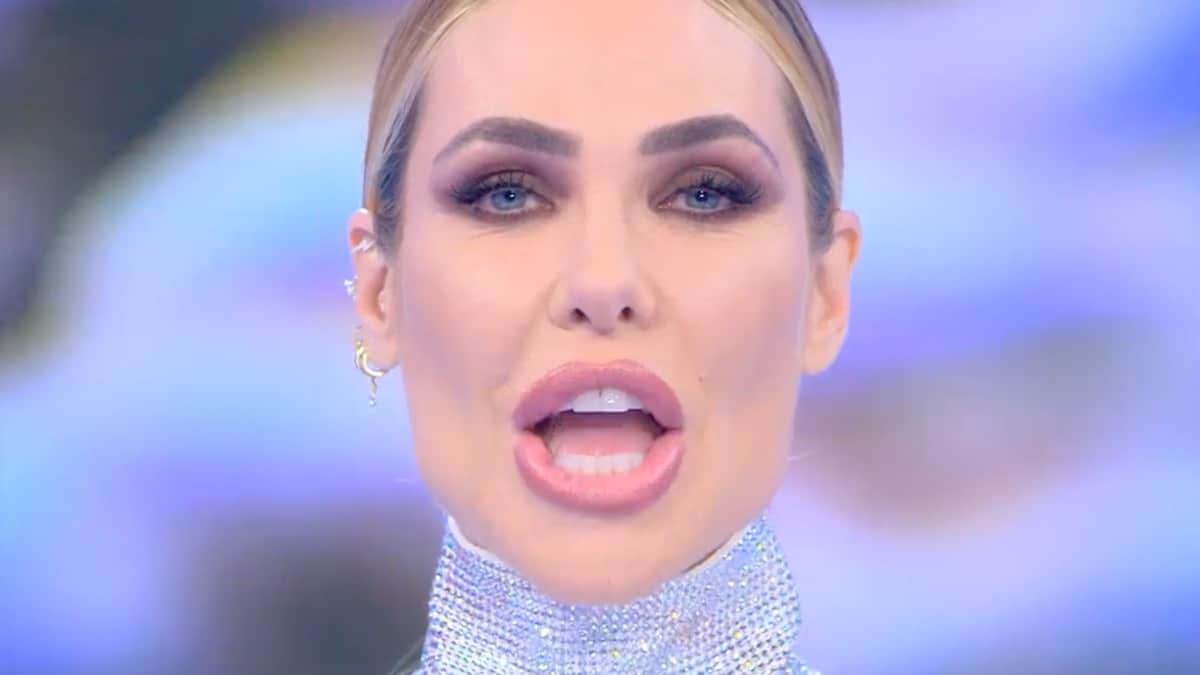 ilary blasi nuovo look isola dei famosi capelli lunghi maxi coda