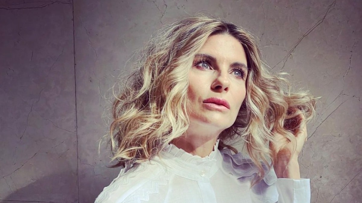 martina colombari nuovo look capelli frangia critiche