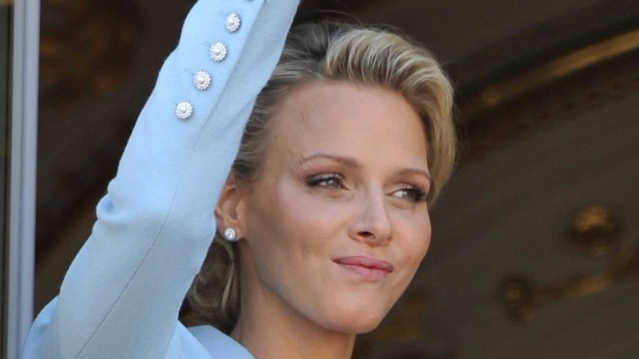 Charlene di monaco nuovo look capelli corti biondo platino