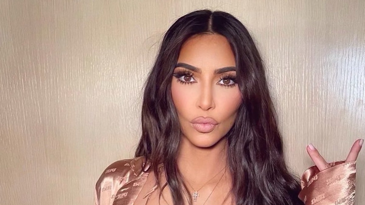 kim kardashian trasformazione capelli biondo platino
