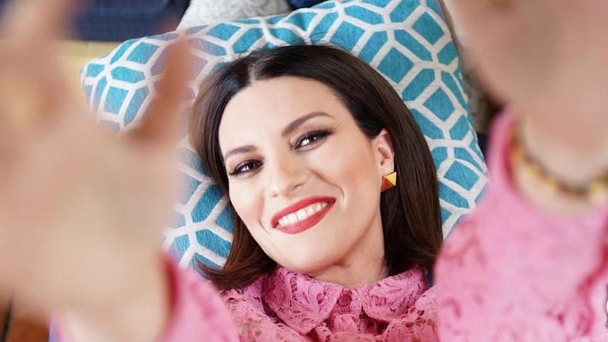 laura pausini irriconoscibile capelli biondi