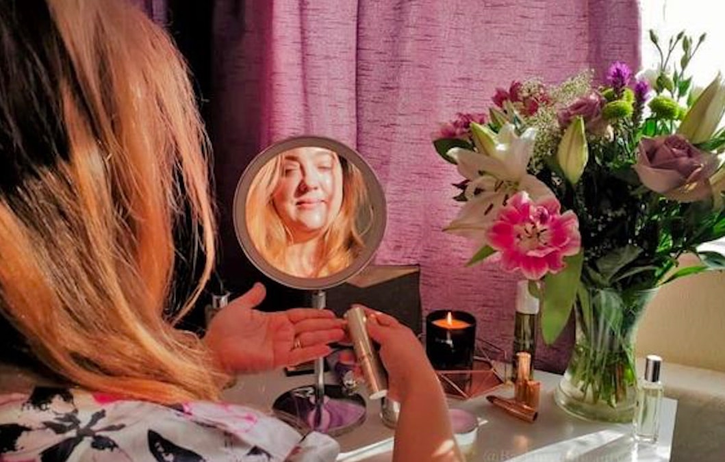 Makeup per pelli mature: 5 passaggi per una base a prova di zampe di gallina