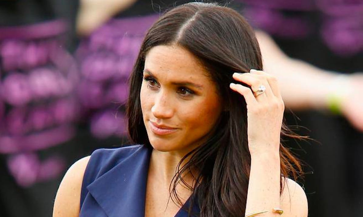 Cosa vuol dire toccarsi sempre i capelli? Il significato dietro a questa abitudine