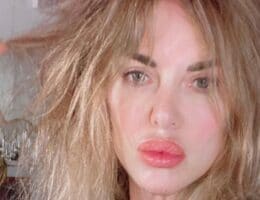 Alba Parietti capelli trasformazione parrucca cleopatra