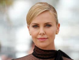 charlize theron capelli scuri cambio look