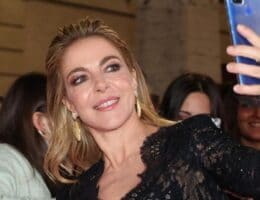 Claudia Gerini capelli al naturale senza trucco costume