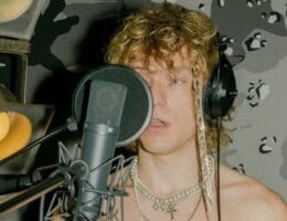 Irama irriconoscibile look capelli sfilata Givenchy parigi